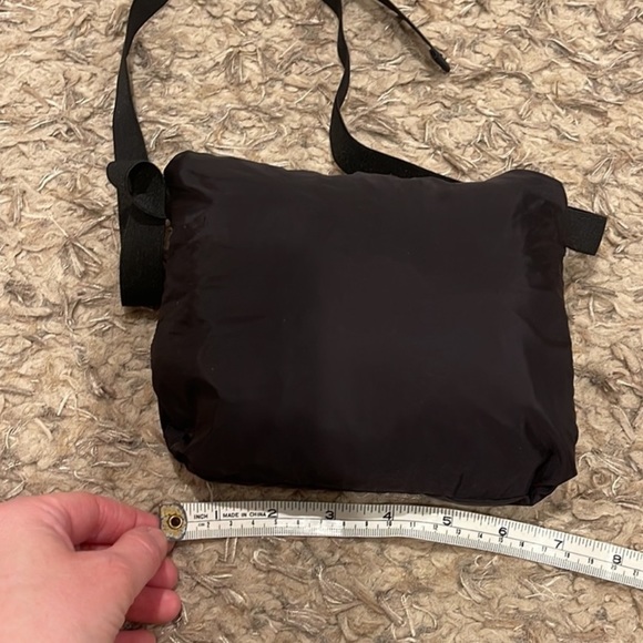 Authentic Prada windbreaker that transforms into a bag size 54
Women's
Black - Picture 14 of 16